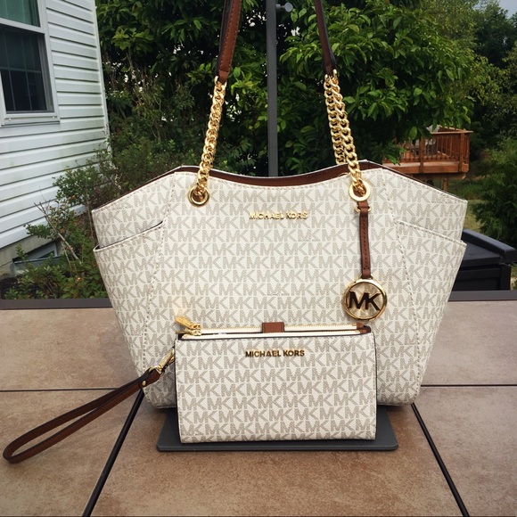 Michael Kors Handbags - NWT Michael Kors Jet Set Chain Tote & Wristlet